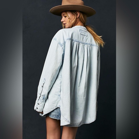 We The Free Tuck Denim Shirt Women’s Size Medium Oversized Fit Faded Blue - Picture 14 of 15